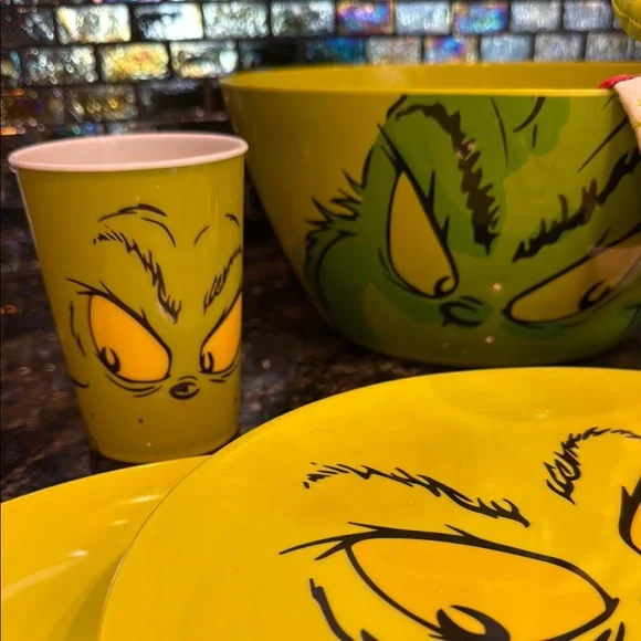 Grinch Themed Serving Set - Picture 5 of 5